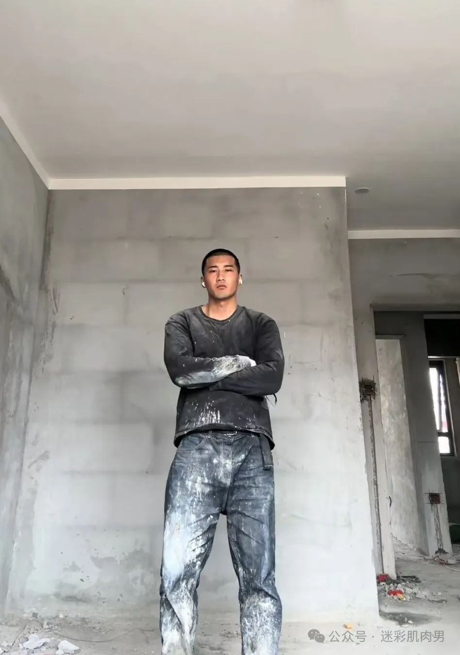 河南的寸头水电工洗澡视频，实力强大了太 MAN 啦，！
