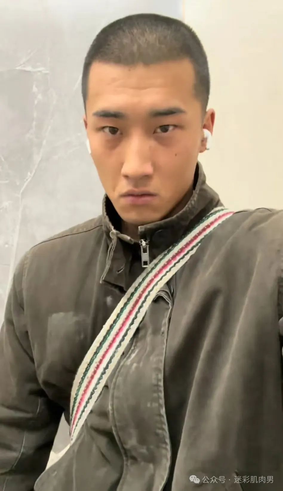 河南的寸头水电工洗澡视频，实力强大了太 MAN 啦，！