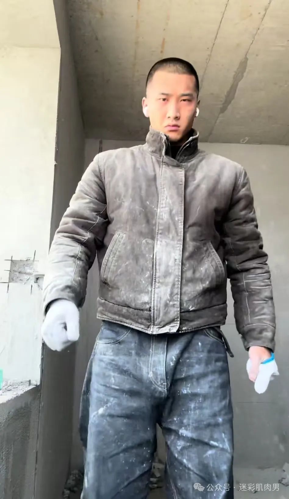 河南的寸头水电工洗澡视频，实力强大了太 MAN 啦，！