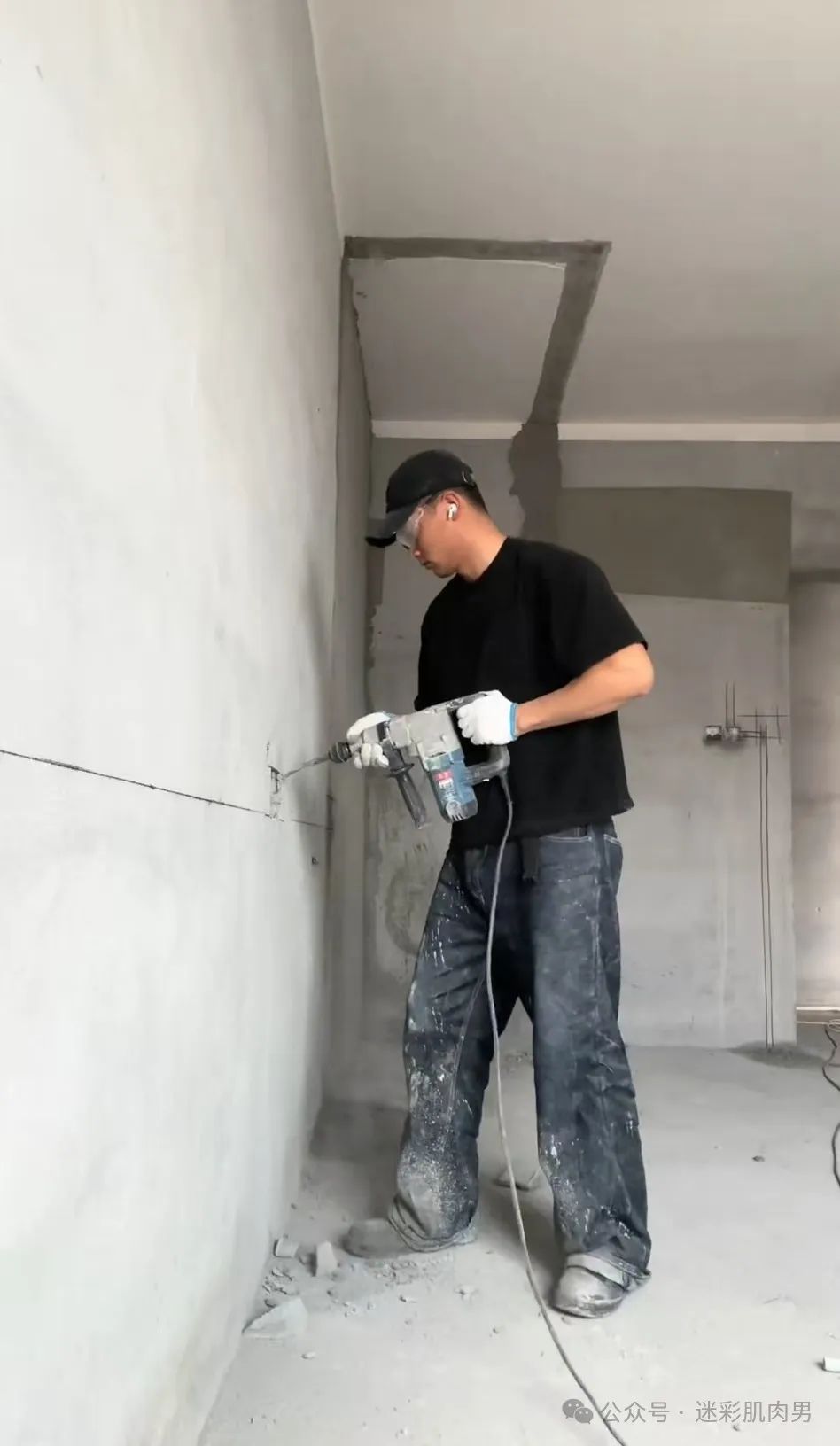 河南的寸头水电工洗澡视频，实力强大了太 MAN 啦，！