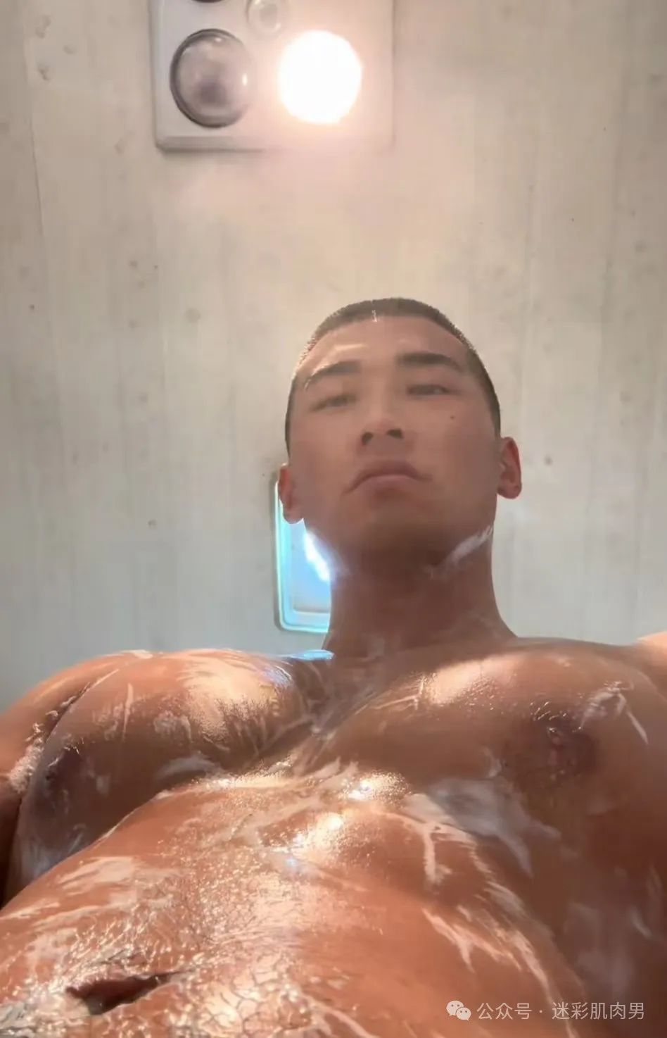 河南的寸头水电工洗澡视频，实力强大了太 MAN 啦，！