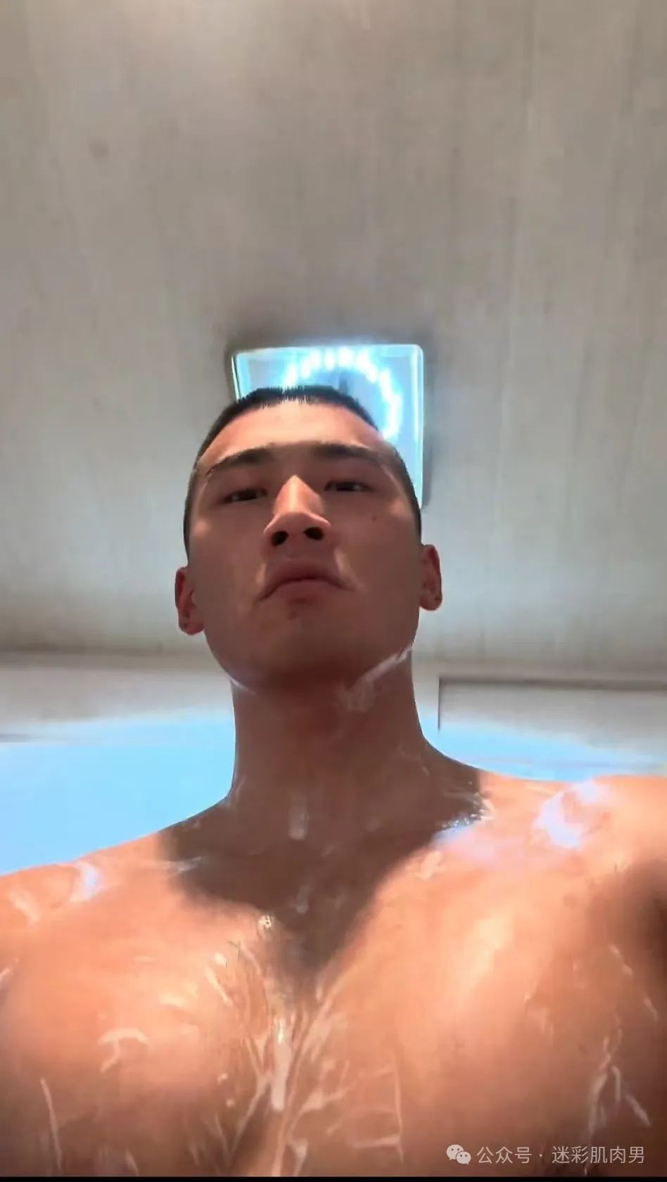 河南的寸头水电工洗澡视频，实力强大了太 MAN 啦，！