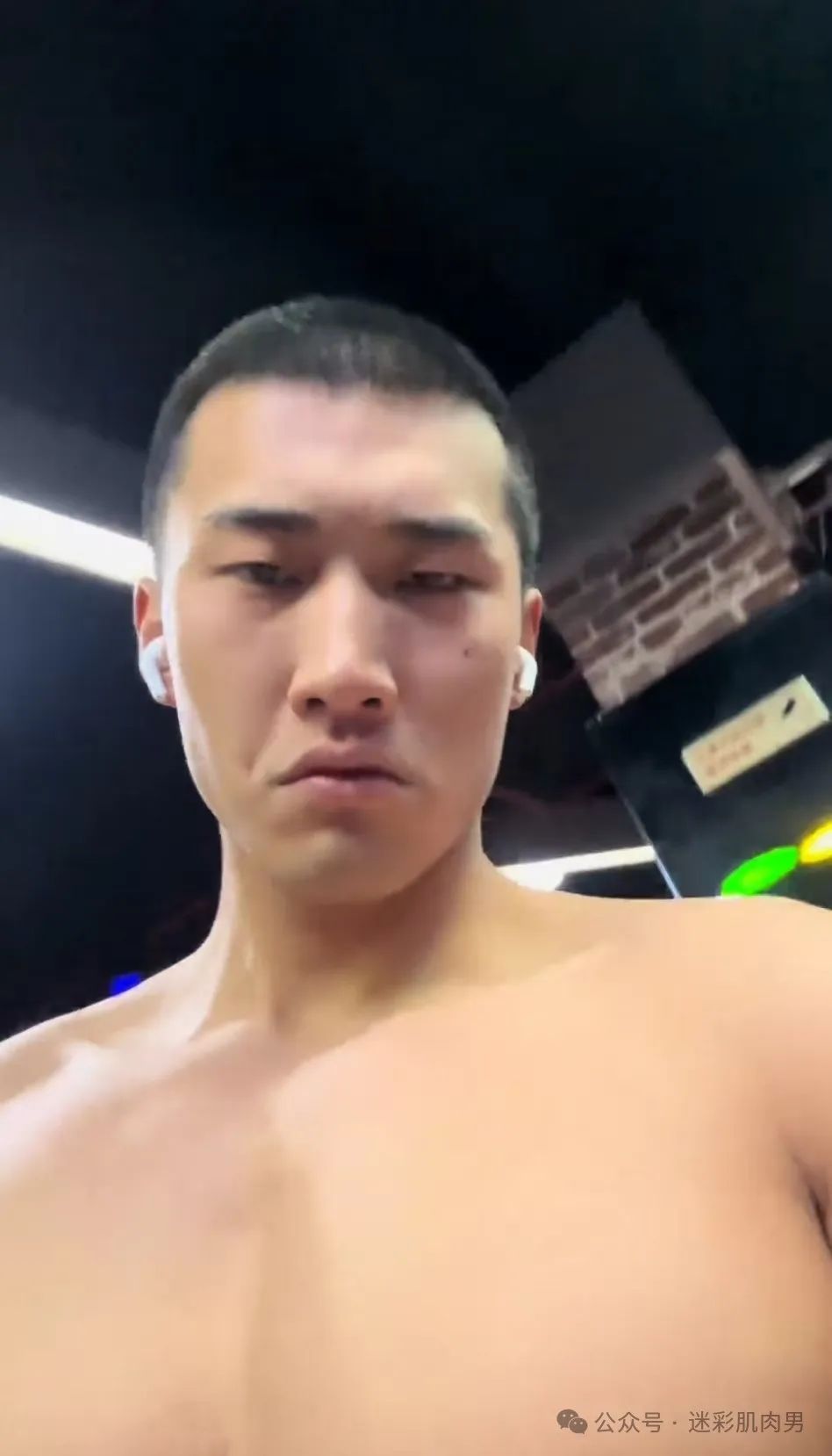 河南的寸头水电工洗澡视频，实力强大了太 MAN 啦，！