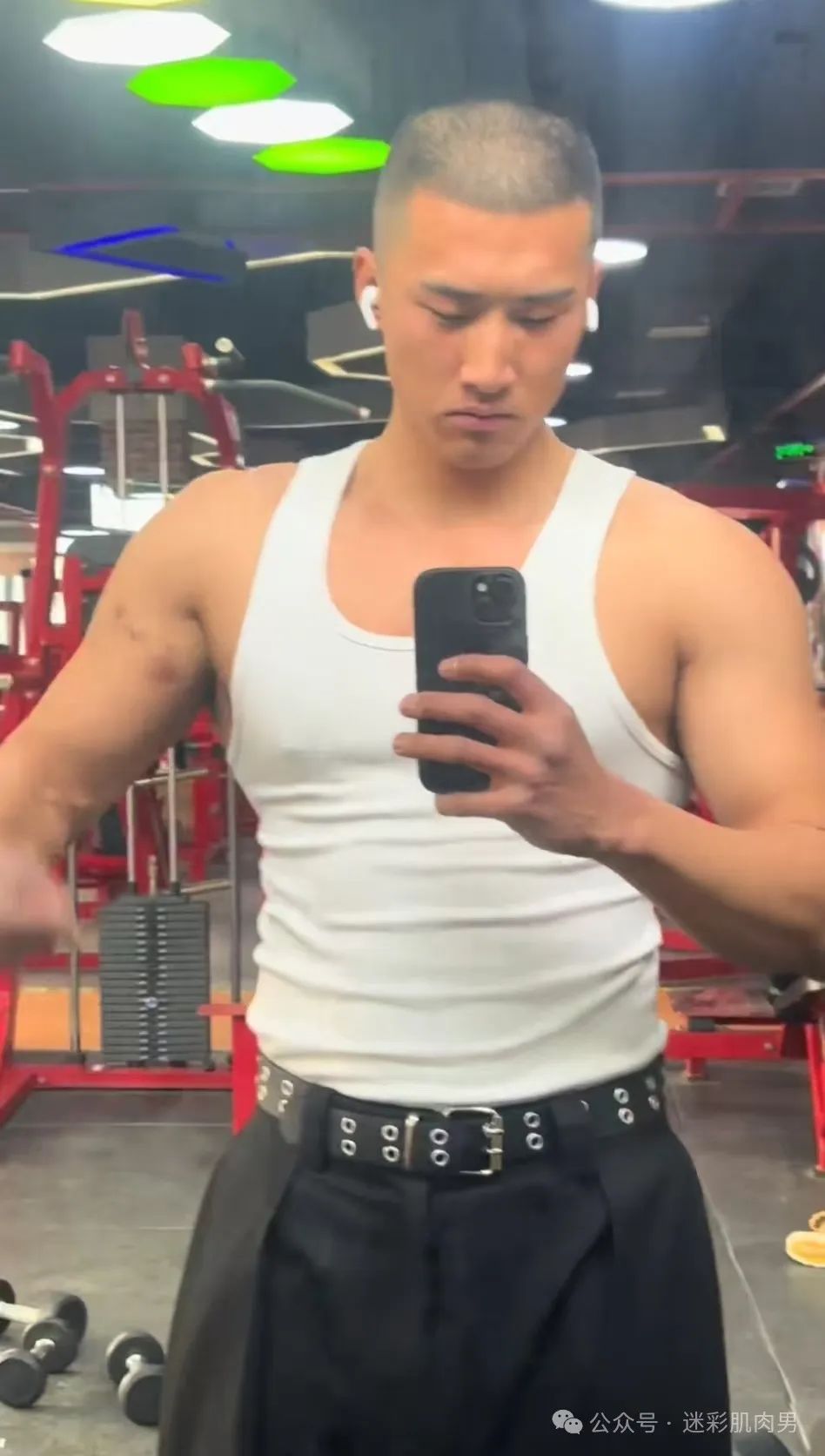 河南的寸头水电工洗澡视频，实力强大了太 MAN 啦，！