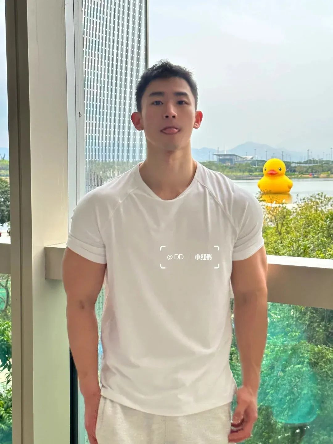 空少坚持 5 年健身蜕变劲爆, 网友: 青春重现太帅了!