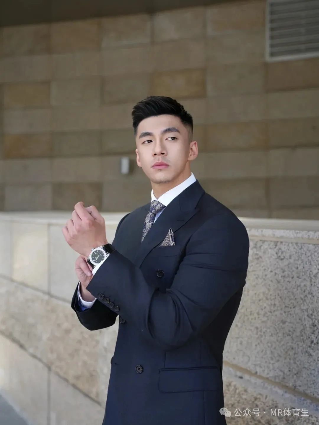 你的 190cm 麒麟臂男友已上线，人夫感荷尔蒙爆棚，妥妥行走的衣架子