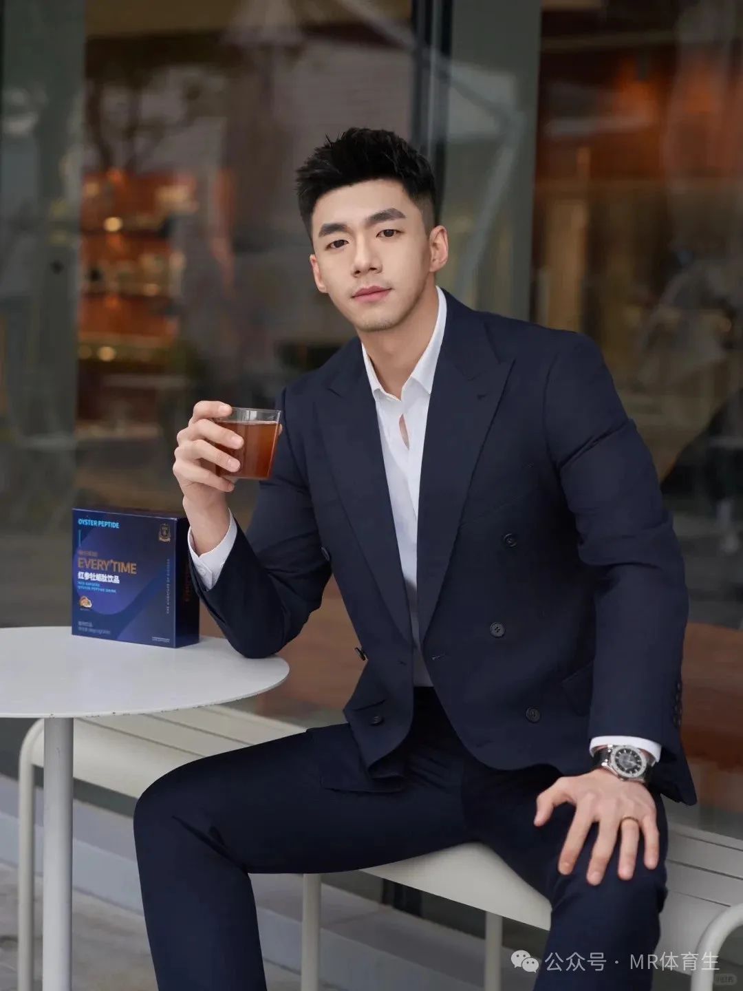 你的 190cm 麒麟臂男友已上线，人夫感荷尔蒙爆棚，妥妥行走的衣架子