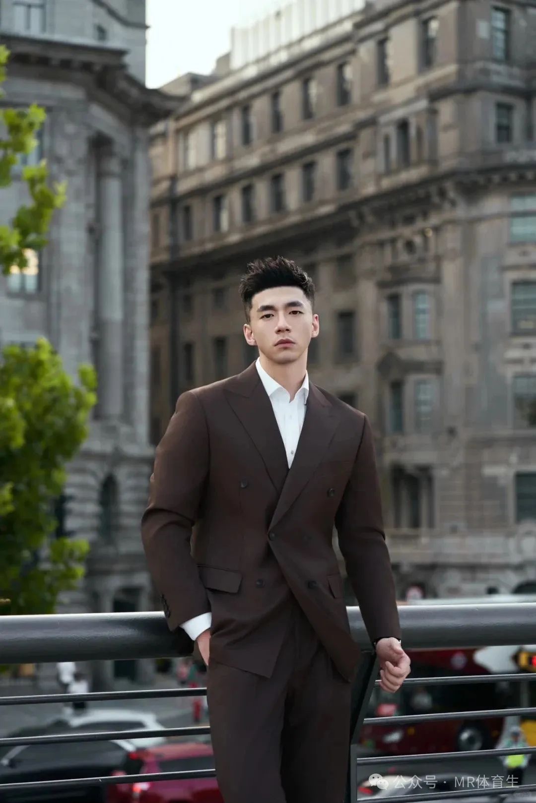 你的 190cm 麒麟臂男友已上线，人夫感荷尔蒙爆棚，妥妥行走的衣架子
