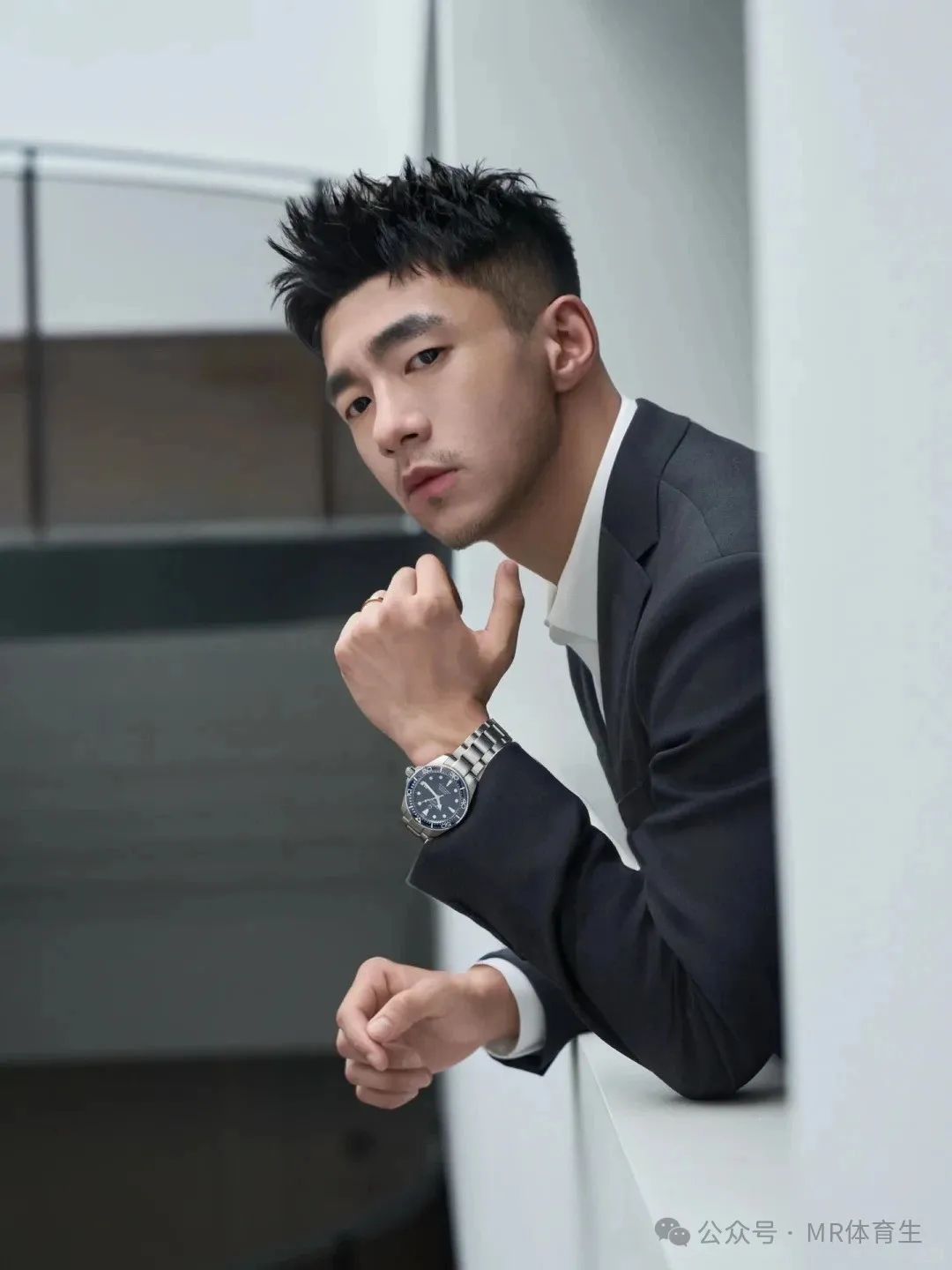 你的 190cm 麒麟臂男友已上线，人夫感荷尔蒙爆棚，妥妥行走的衣架子
