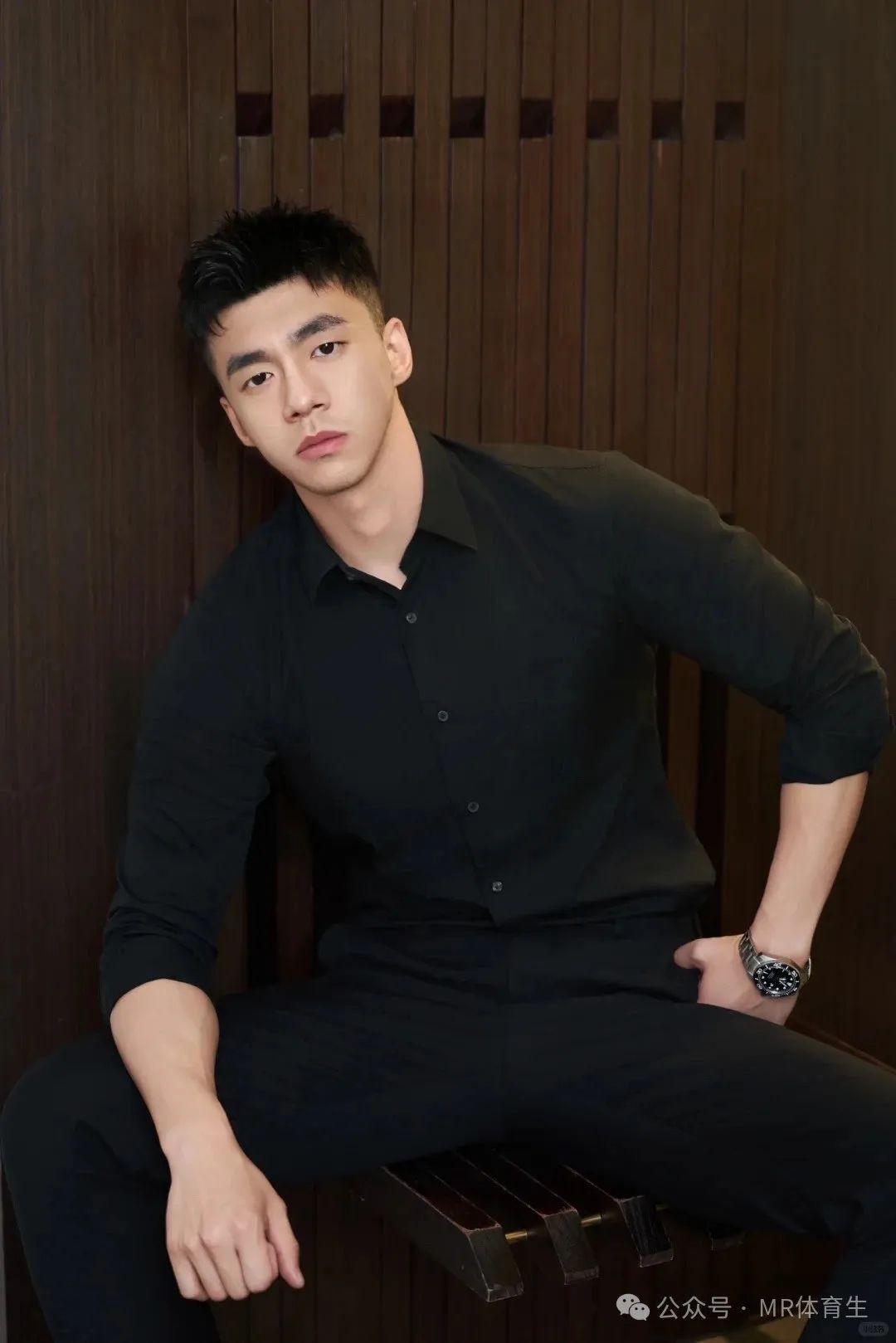 你的 190cm 麒麟臂男友已上线，人夫感荷尔蒙爆棚，妥妥行走的衣架子