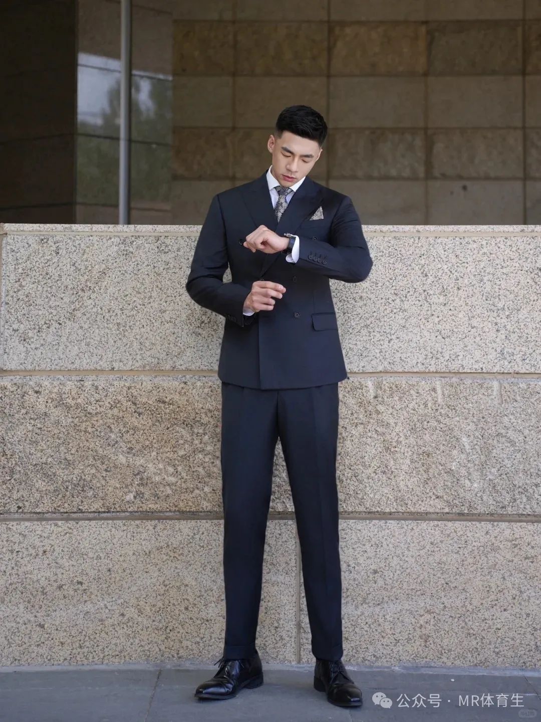 你的 190cm 麒麟臂男友已上线，人夫感荷尔蒙爆棚，妥妥行走的衣架子