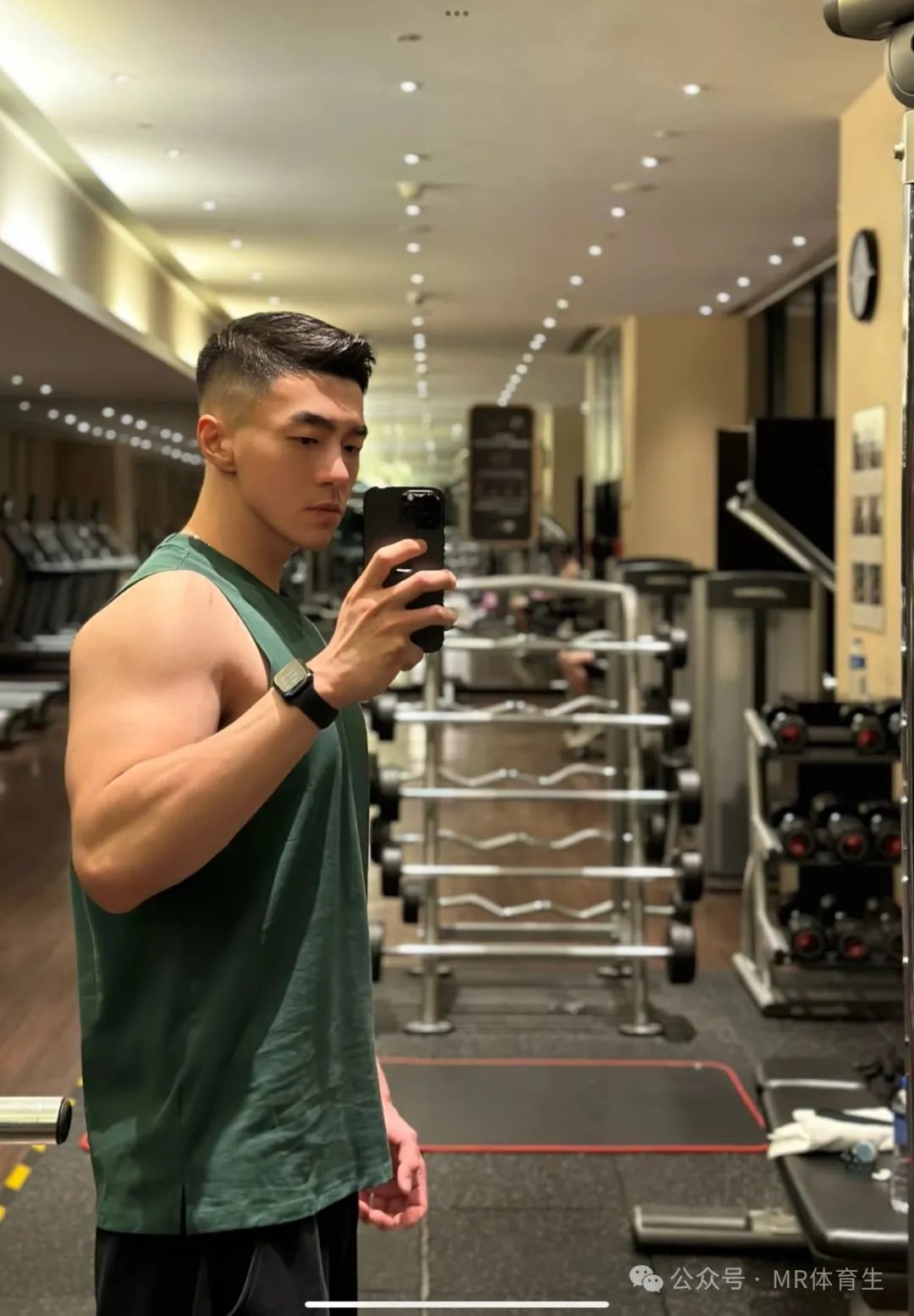 你的 190cm 麒麟臂男友已上线，人夫感荷尔蒙爆棚，妥妥行走的衣架子
