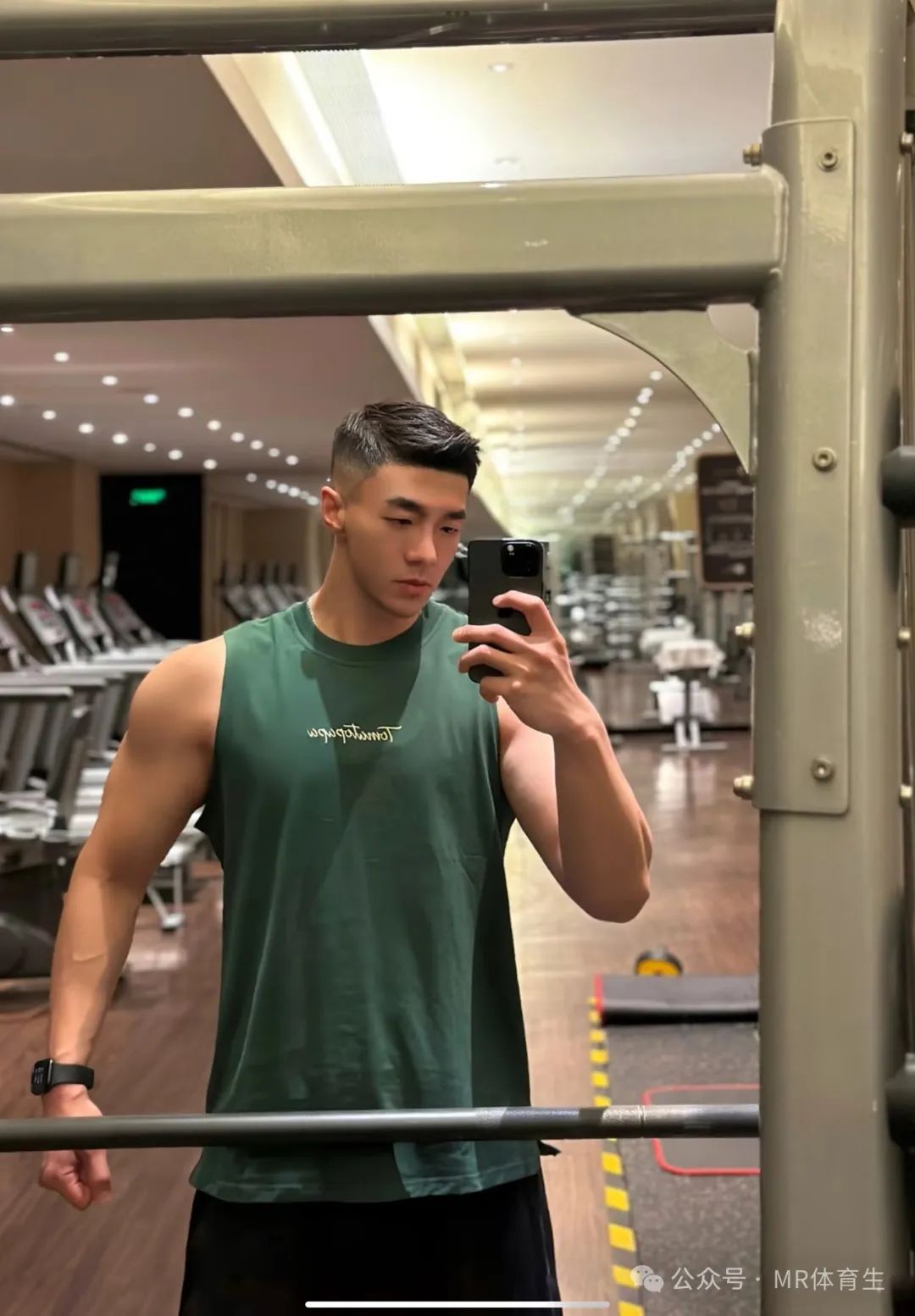 你的 190cm 麒麟臂男友已上线，人夫感荷尔蒙爆棚，妥妥行走的衣架子