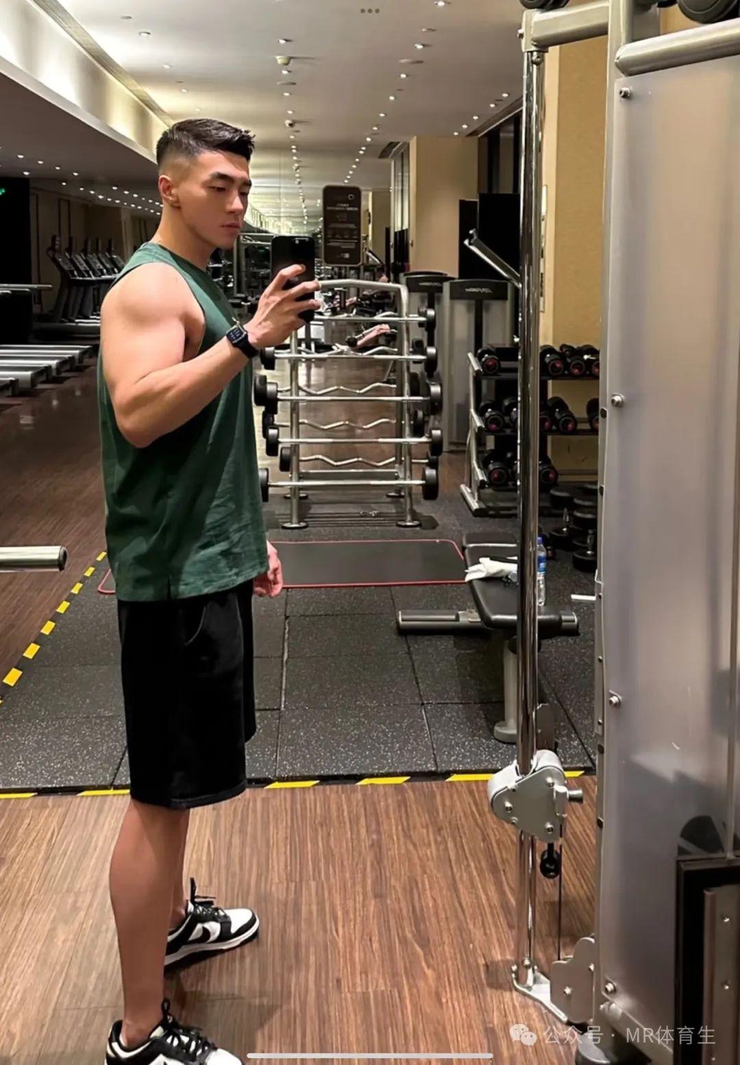 你的 190cm 麒麟臂男友已上线，人夫感荷尔蒙爆棚，妥妥行走的衣架子