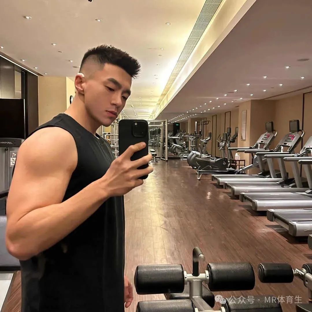 你的 190cm 麒麟臂男友已上线，人夫感荷尔蒙爆棚，妥妥行走的衣架子