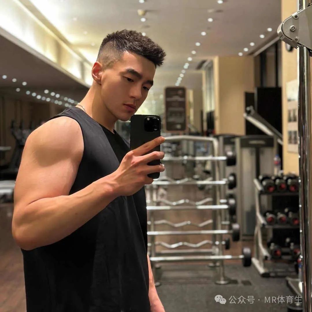 你的 190cm 麒麟臂男友已上线，人夫感荷尔蒙爆棚，妥妥行走的衣架子