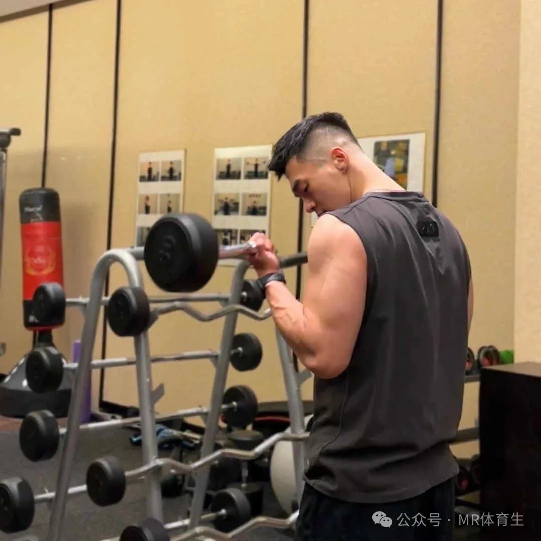 你的 190cm 麒麟臂男友已上线，人夫感荷尔蒙爆棚，妥妥行走的衣架子