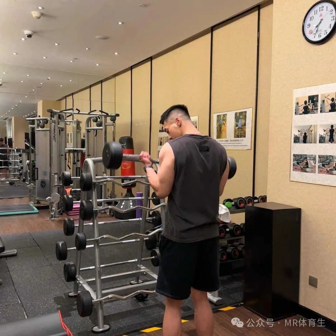 你的 190cm 麒麟臂男友已上线，人夫感荷尔蒙爆棚，妥妥行走的衣架子