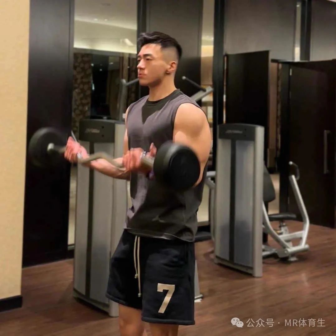 你的 190cm 麒麟臂男友已上线，人夫感荷尔蒙爆棚，妥妥行走的衣架子