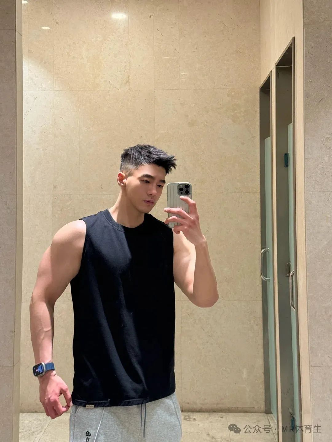 你的 190cm 麒麟臂男友已上线，人夫感荷尔蒙爆棚，妥妥行走的衣架子