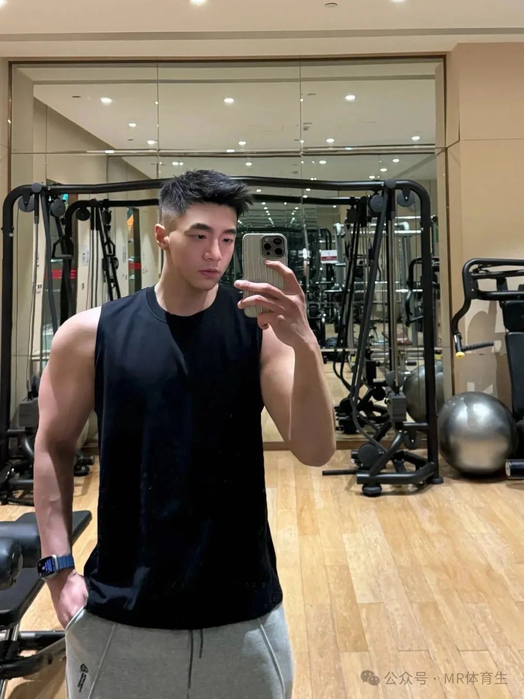 你的 190cm 麒麟臂男友已上线，人夫感荷尔蒙爆棚，妥妥行走的衣架子