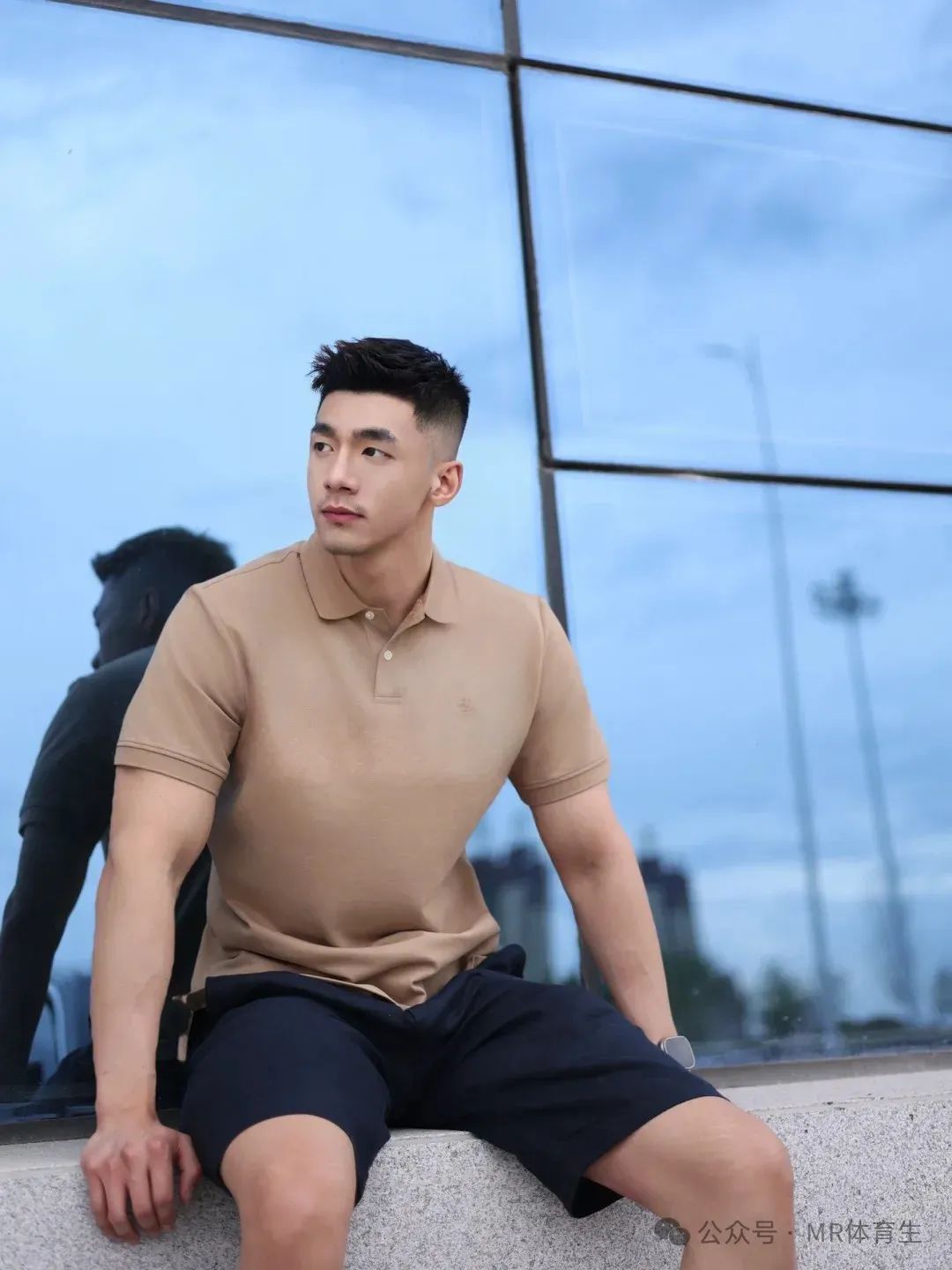 你的 190cm 麒麟臂男友已上线，人夫感荷尔蒙爆棚，妥妥行走的衣架子