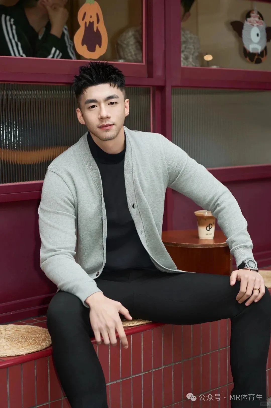 你的 190cm 麒麟臂男友已上线，人夫感荷尔蒙爆棚，妥妥行走的衣架子