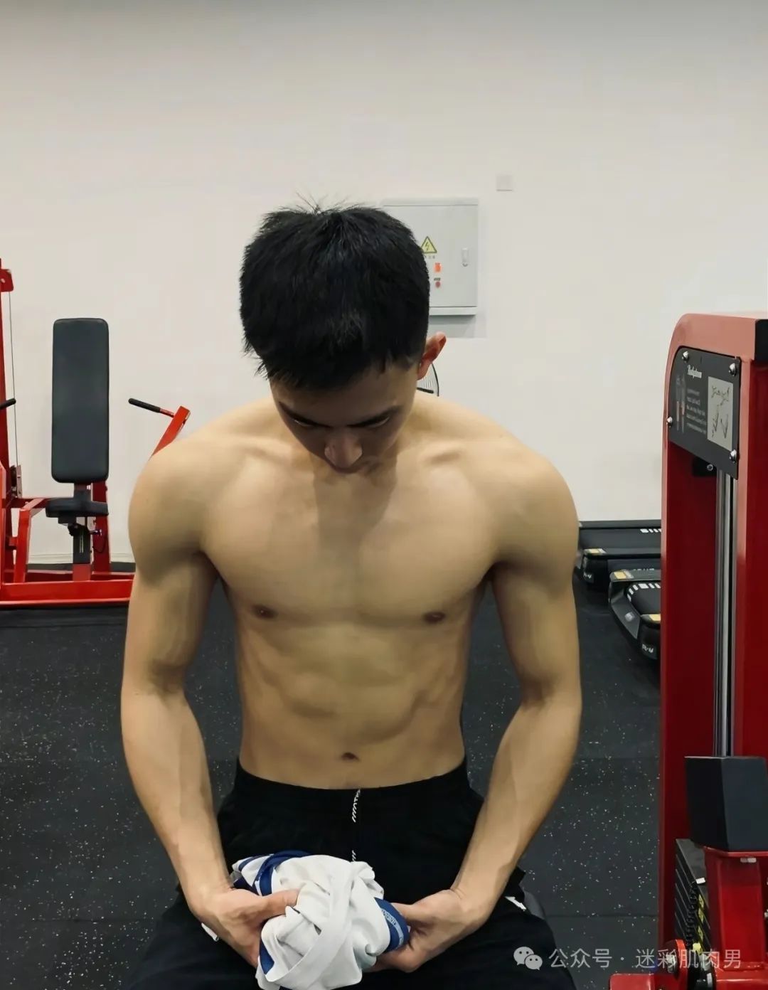刘姥姥新欢 185CM 篮球体育生脱了？长的好棒！
