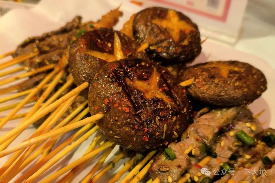 晚上和基友聚餐逛街，看到至少 10 个 gay
