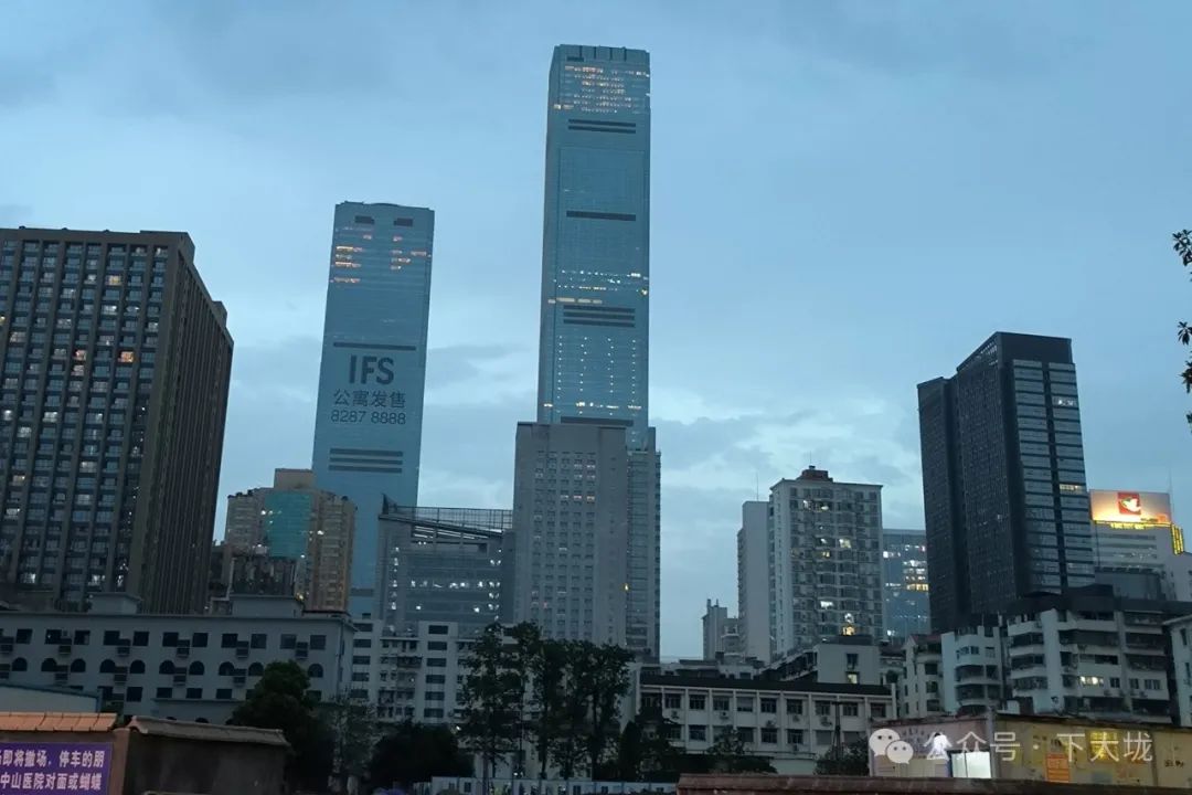 晚上和基友聚餐逛街，看到至少 10 个 gay