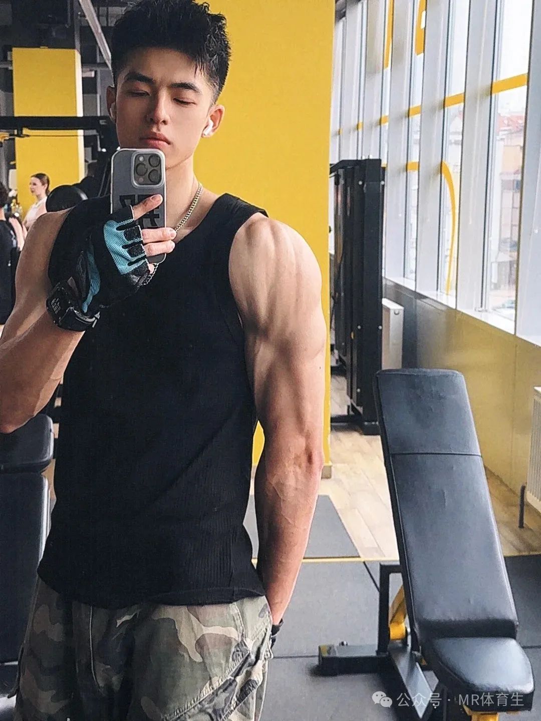 188cm 肌肉小奶狗，强劲拉丝的肌肉，身材高挑宽肩窄腰 + 帅气正太脸