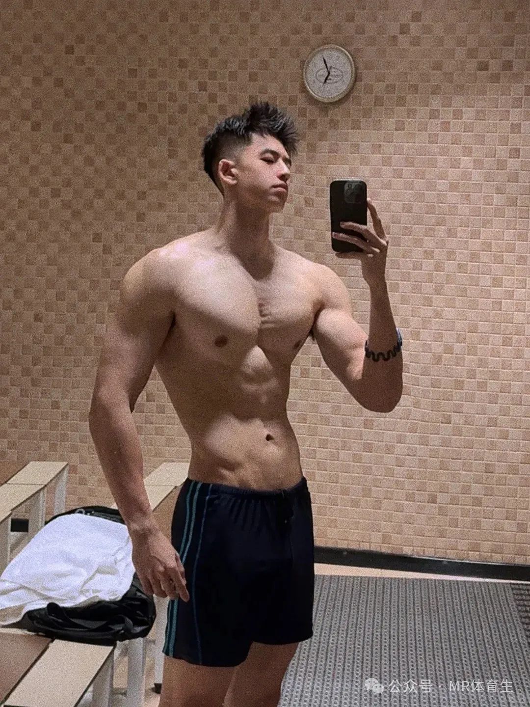 188cm 肌肉小奶狗，强劲拉丝的肌肉，身材高挑宽肩窄腰 + 帅气正太脸