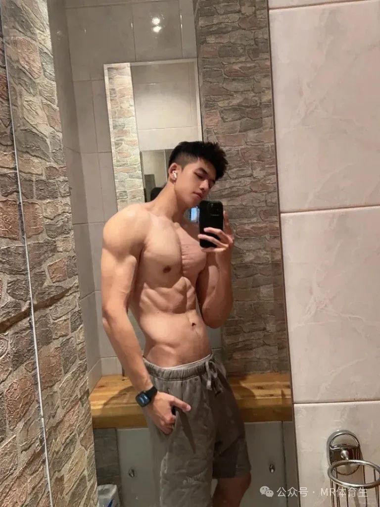 188cm 肌肉小奶狗，强劲拉丝的肌肉，身材高挑宽肩窄腰 + 帅气正太脸