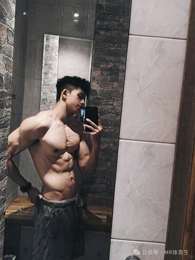 188cm 肌肉小奶狗，强劲拉丝的肌肉，身材高挑宽肩窄腰 + 帅气正太脸