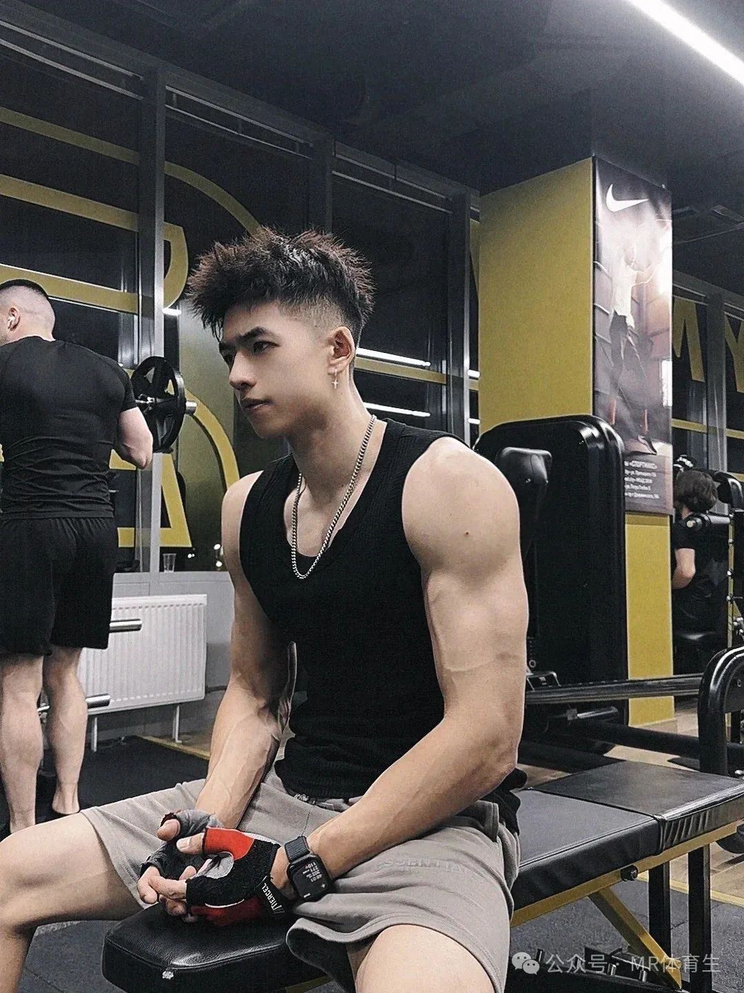 188cm 肌肉小奶狗，强劲拉丝的肌肉，身材高挑宽肩窄腰 + 帅气正太脸