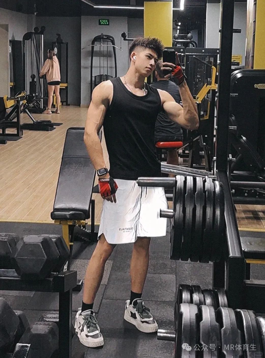188cm 肌肉小奶狗，强劲拉丝的肌肉，身材高挑宽肩窄腰 + 帅气正太脸