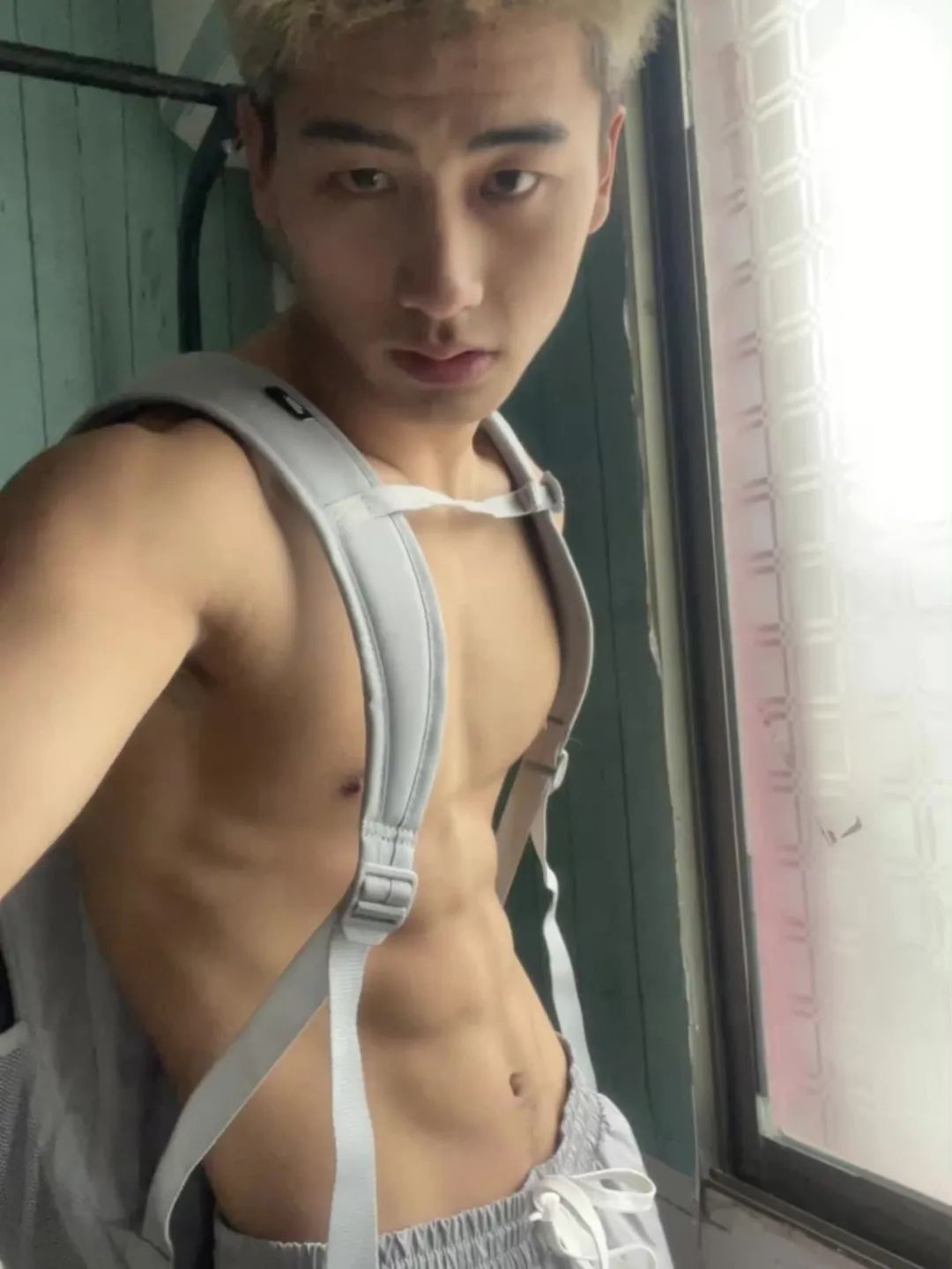 178cm 腹肌男神上线！湖南体育生“叉太开”满是性张力