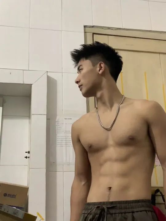 178cm 腹肌男神上线！湖南体育生“叉太开”满是性张力