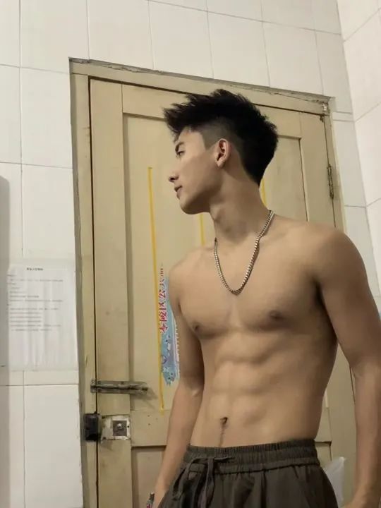 178cm 腹肌男神上线！湖南体育生“叉太开”满是性张力