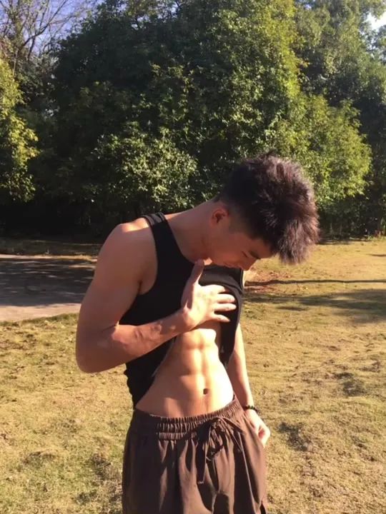 178cm 腹肌男神上线！湖南体育生“叉太开”满是性张力