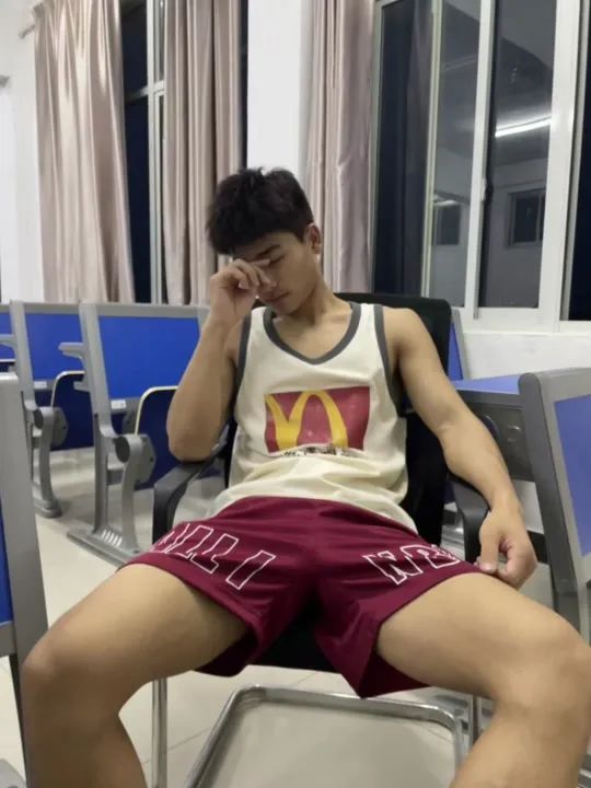 178cm 腹肌男神上线！湖南体育生“叉太开”满是性张力