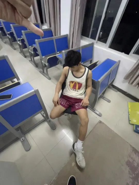 178cm 腹肌男神上线！湖南体育生“叉太开”满是性张力