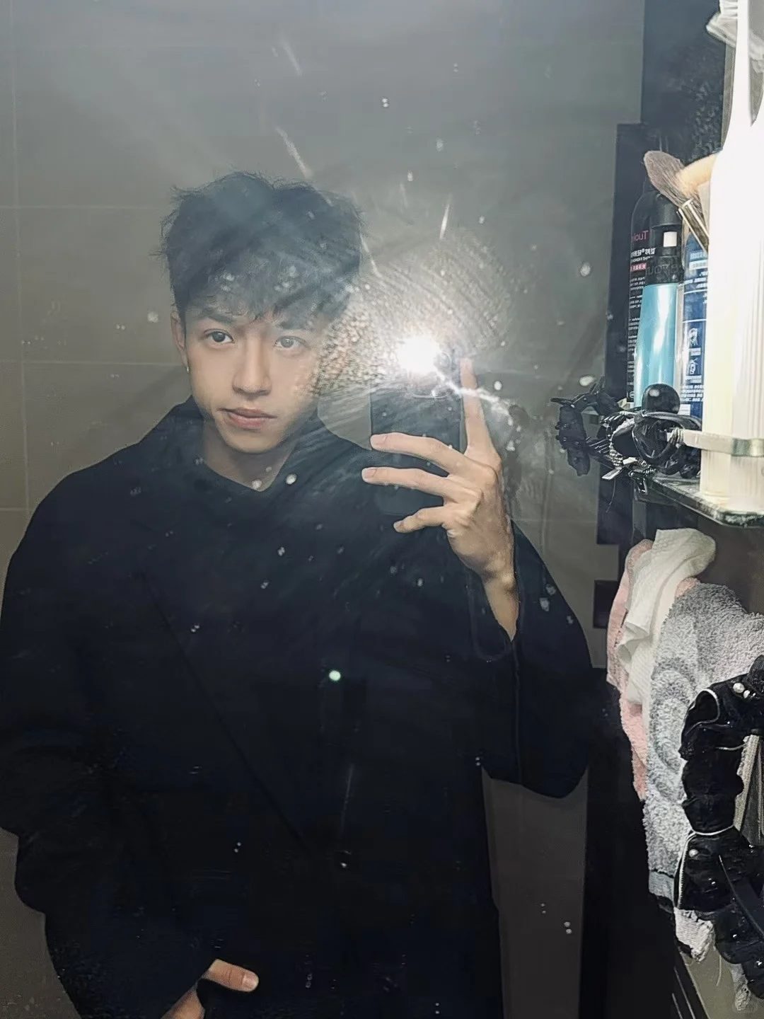 肩膀拉丝的异国肌肉少年