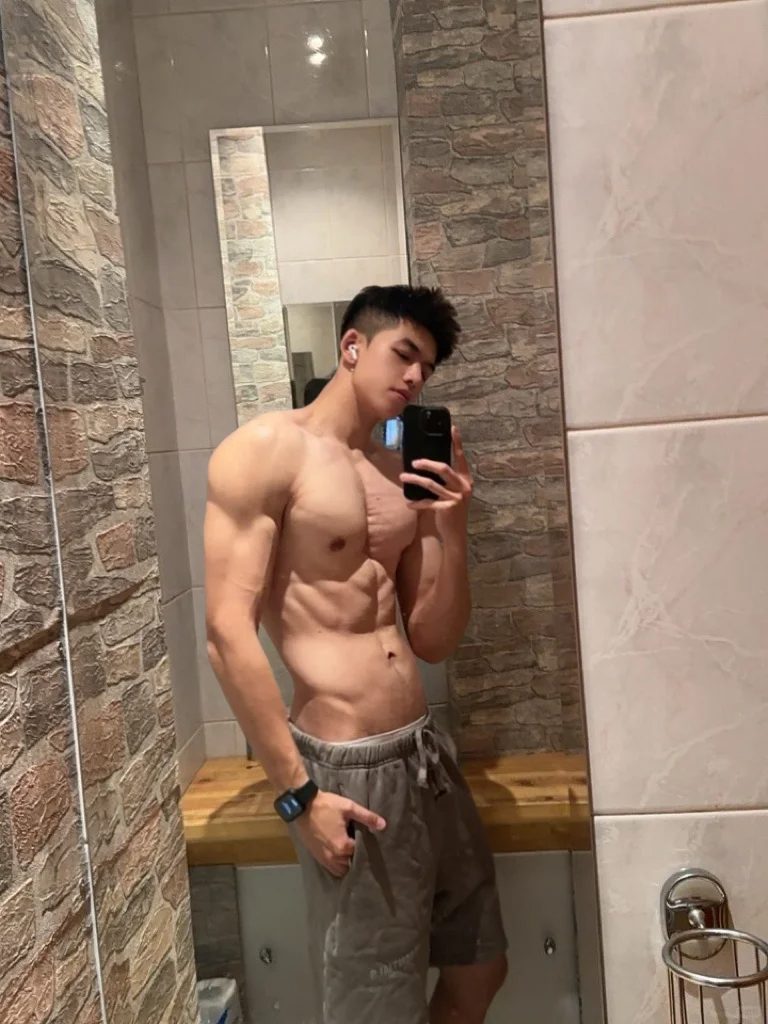 肩膀拉丝的异国肌肉少年