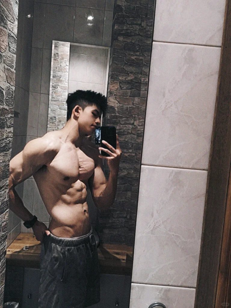 肩膀拉丝的异国肌肉少年