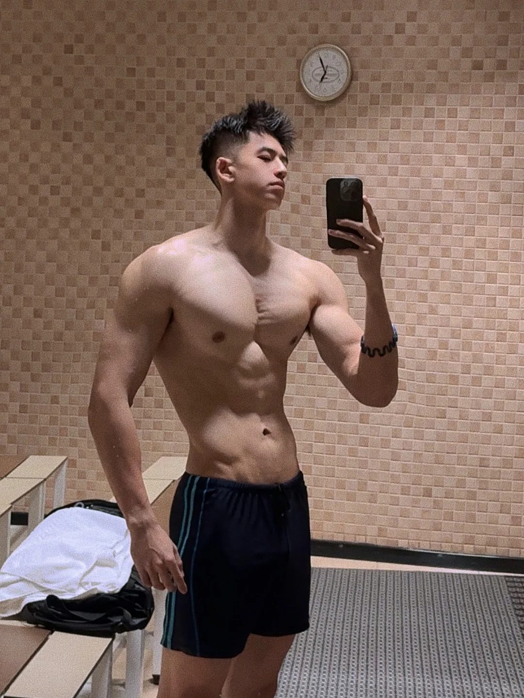 肩膀拉丝的异国肌肉少年