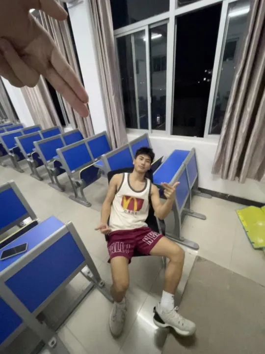178cm 腹肌男神上线！湖南体育生“叉太开”满是性张力