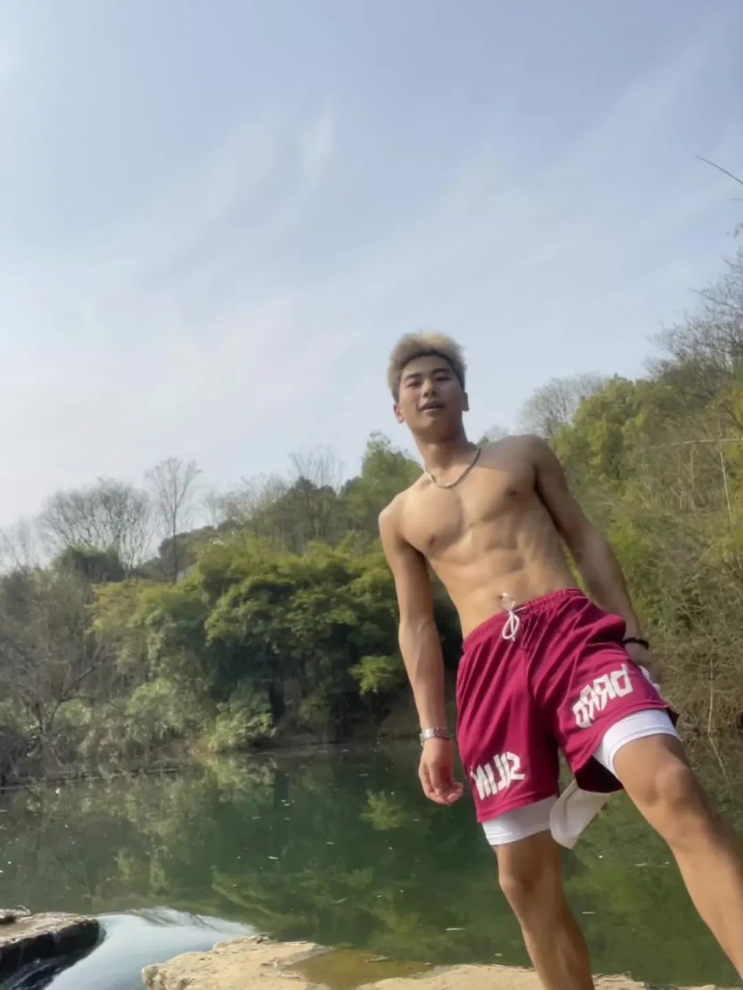 178cm 腹肌男神上线！湖南体育生“叉太开”满是性张力