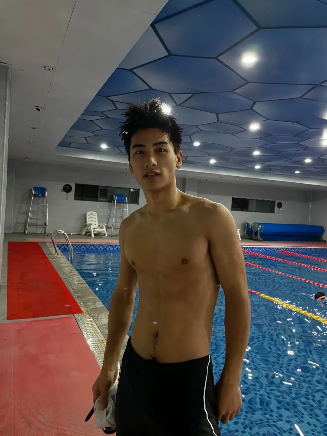 178cm 腹肌男神上线！湖南体育生“叉太开”满是性张力