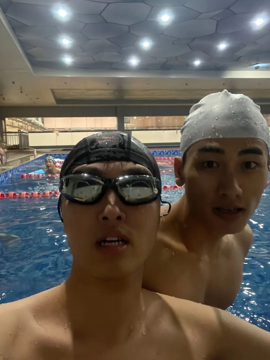 178cm 腹肌男神上线！湖南体育生“叉太开”满是性张力